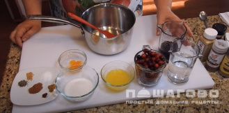 Фото приготовления рецепта: Соус из клюквы к мясу - шаг 1