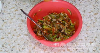 Фото приготовления рецепта: Салат с фасолью, солеными огурцами и морковью - шаг 6