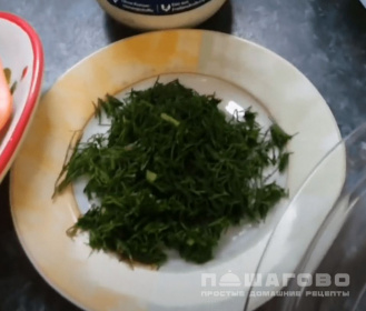 Фото приготовления рецепта: Салат из куриной печени с корейской морковью - шаг 3