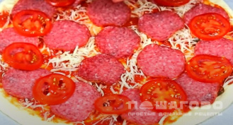 Фото приготовления рецепта: Тонкая итальянская пицца с салями - шаг 6