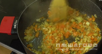 Фото приготовления рецепта: Курица с грибами в сливках - шаг 5