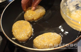 Фото приготовления рецепта: Щучьи котлеты с картофельным пюре - шаг 5
