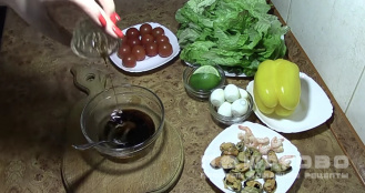Фото приготовления рецепта: Салат с мидиями и креветками - шаг 1