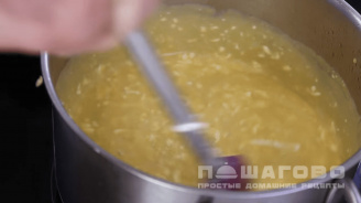 Фото приготовления рецепта: Сырный суп густой - шаг 3