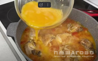 Фото приготовления рецепта: Курица с помидорами и яйцом - шаг 3