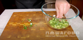 Фото приготовления рецепта: Салат с кальмарами и яйцом и огурцом - шаг 4