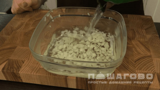 Фото приготовления рецепта: Салат с грибами и кальмарами - шаг 4