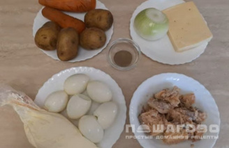 Фото приготовления рецепта: Салат Мимоза с горбушей и сыром - шаг 1