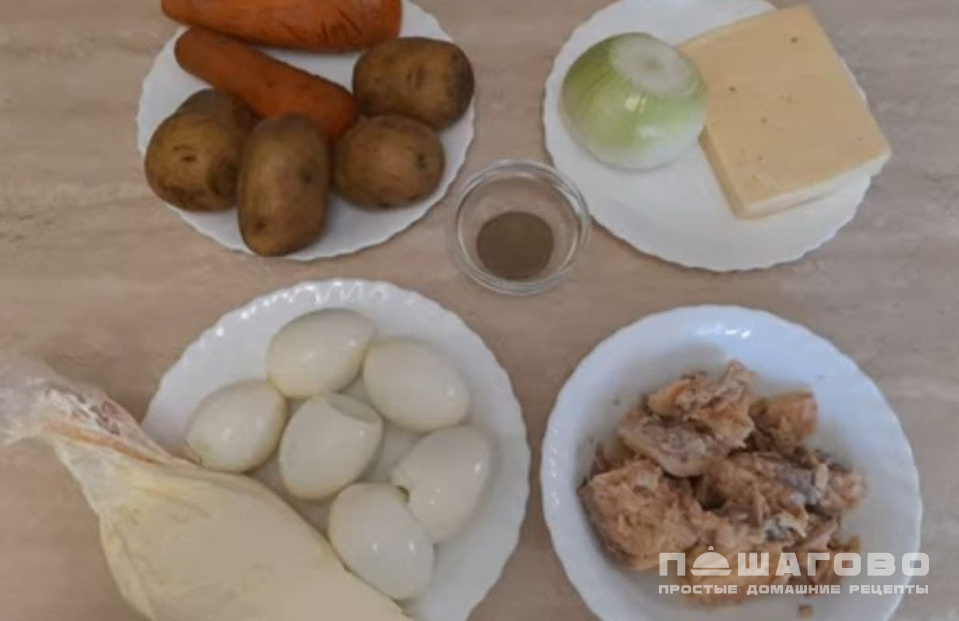 Фото приготовления рецепта: Салат Мимоза с горбушей и сыром - шаг 1