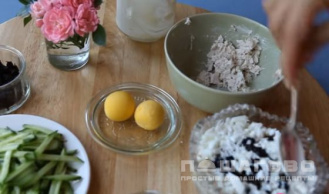 Фото приготовления рецепта: Салат с курицей, огурцом и черносливом - шаг 7