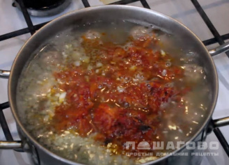 Фото приготовления рецепта: Чечевичный суп с фрикадельками - шаг 9