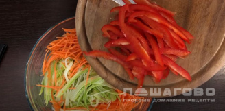 Фото приготовления рецепта: Кабачки с морковью по-корейски - шаг 6