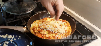 Фото приготовления рецепта: Омлет с креветками - шаг 3