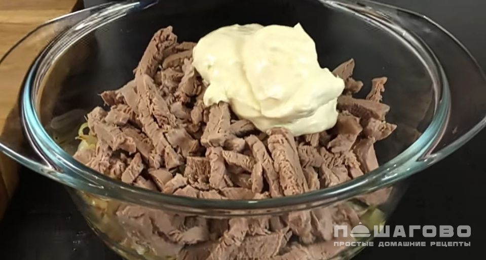 Фото приготовления рецепта: Салат со свининой и огурцами - шаг 11