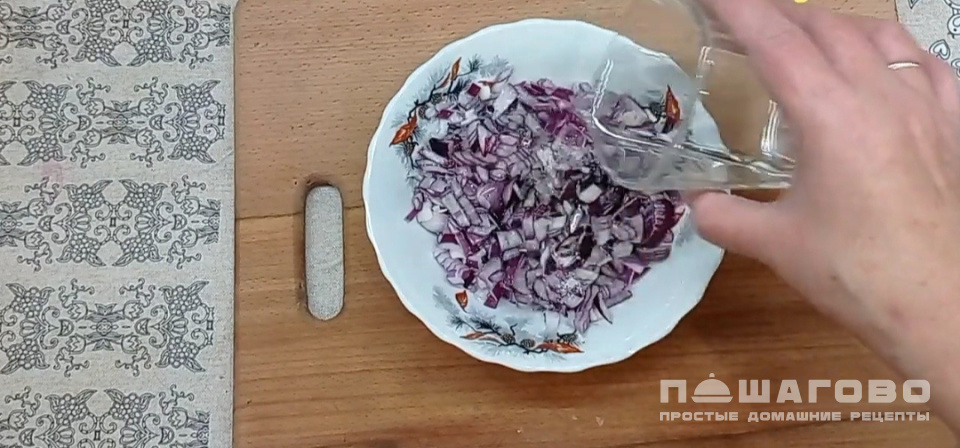 Фото приготовления рецепта: Селедка под шубой с розами - шаг 1