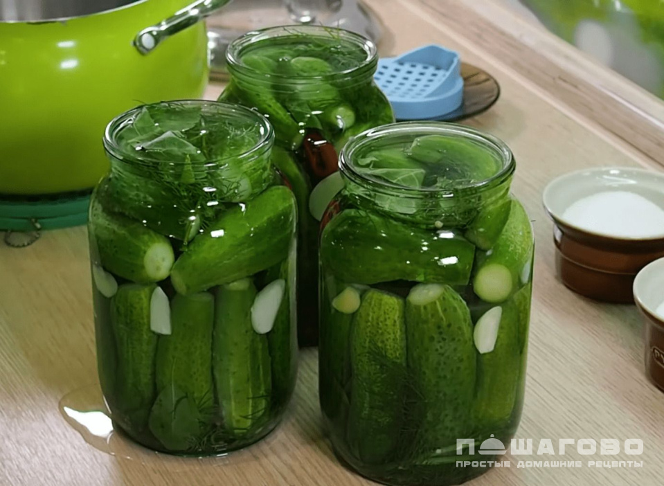 Фото приготовления рецепта: Огурцы в томатной заливке - шаг 3