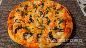 Фото приготовления рецепта: Пицца с креветками и шампиньонами - шаг 4