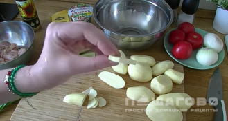 Фото приготовления рецепта: Картофельная запеканка с курицей - шаг 2