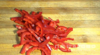 Фото приготовления рецепта: Салат из помидоров и огурцов с сыром фета и оливками - шаг 1