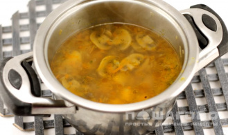 Фото приготовления рецепта: Суп грибной с картофелем - шаг 5