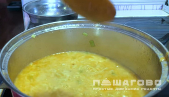 Фото приготовления рецепта: Суп из доширака - шаг 3