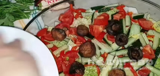 Фото приготовления рецепта: Греческий салат с пекинской капустой и грибами - шаг 7