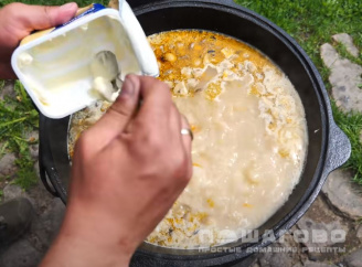 Фото приготовления рецепта: Сырный суп с копченостями - шаг 13