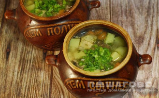 Фото приготовления рецепта: Грибной суп с сельдереем (в горшочках) - шаг 12