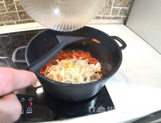 Фото приготовления рецепта: Домашняя солянка с мясным ассорти русская - шаг 3
