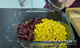 Фото приготовления рецепта: Салат с кукурузой и фасолью - шаг 4