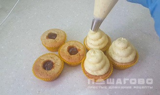 Фото приготовления рецепта: Капкейки с бананом - шаг 10
