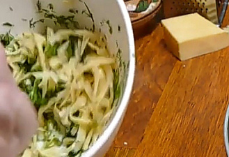 Фото приготовления рецепта: Яичница с сыром - шаг 3