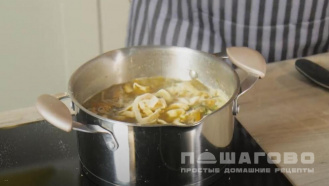 Фото приготовления рецепта: Суп с грибами и домашней лапшой - шаг 6