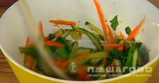 Фото приготовления рецепта: Салат с морковью, огурцами и имбирем - шаг 5