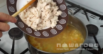Фото приготовления рецепта: Нежный куриный суп-пюре с сыром - шаг 6