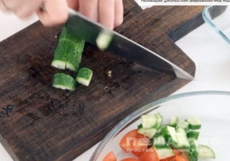 Фото приготовления рецепта: Салат с креветками и кунжутом - шаг 2