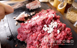 Фото приготовления рецепта: Бифштекс рубленный из говядины - шаг 1