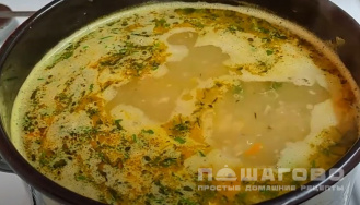 Фото приготовления рецепта: Суп из рыбных консервов - шаг 6