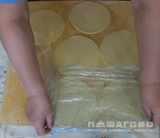 Фото приготовления рецепта: Кыстыбый с картофелем из пельменного теста - шаг 9