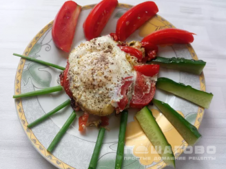 Фото приготовления рецепта: Яичница-глазунья с охотничьими колбасками и помидорами - шаг 4