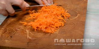 Фото приготовления рецепта: Салат с корейской морковью и крабовыми палочками - шаг 5