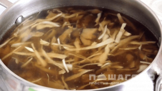 Фото приготовления рецепта: Суп с грибами с капустой - шаг 5