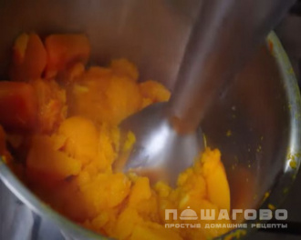 Фото приготовления рецепта: Тыквенный суп с креветками - шаг 3