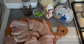 Фото приготовления рецепта: Куриные грудки в сливках с зеленью - шаг 1