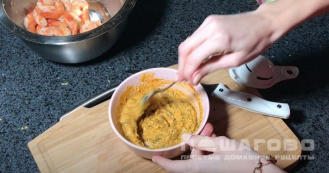 Фото приготовления рецепта: Запеченные креветки в чесночно-лимонном соусе - шаг 2