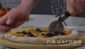 Фото приготовления рецепта: Пицца по-итальянски с помидорами черри и двумя видами сыра - шаг 8