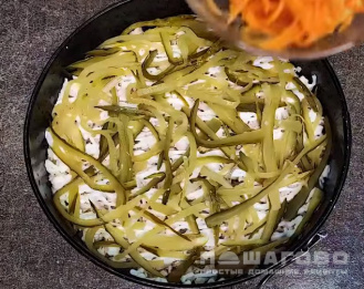 Фото приготовления рецепта: Белорусский слоеный салат с опятами и картофелем - шаг 7