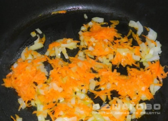Фото приготовления рецепта: Суп с плавленным сыром и вермишелью - шаг 2