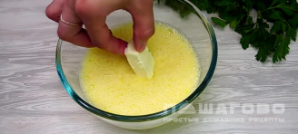Фото приготовления рецепта: Яичный паровой омлет детский - шаг 2