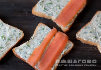 Фото приготовления рецепта: Сэндвич с лососем - шаг 3